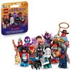 Na zdjęciu znajduje się opakowanie zestawu "LEGO minifigures" z serii "Spider-Man: Across the Spider-Verse", zawierające 12 różnych minifigurek. Widoczne są różnorodne figurki postaci z uniwersum Spider-Mana, a na opakowaniu znajduje się logo LEGO oraz napis "5+, 71050, 1 LEGO minifigura".