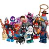 Na zdjęciu znajduje się zestaw figurek LEGO z serii "Spider-Man: Poprzez multiwersum", przedstawiający różnorodne postacie w kolorowych kostiumach, z akcesoriami takimi jak gitara, kubek i aparat fotograficzny. Każda figurka ma unikalny wygląd i detale, a w tle widoczne są dodatkowe elementy, takie jak pajęczak i koń.