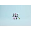 Na zdjęciu znajduje się zestaw klocków LEGO przedstawiający mecha z różowymi i czarnymi elementami oraz przezroczystą kopułą na głowie. Obok mecha stoi mała figurka w zielonym kolorze, a tło jest jednolite i jasnoniebieskie.