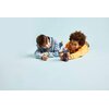 Na zdjęciu dwoje dzieci leży na podłodze i bawi się zestawem LEGO 71495 DREAMZzz Mateo kontra mech Cybermózgowca. Dzieci są zaangażowane w zabawę, trzymając w rękach elementy zestawu LEGO.