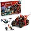 Zestaw LEGO 71844 Ninjago Pojazd bojowy ninja przedstawia czerwony pojazd z dużymi kołami i złotymi akcentami, otoczony figurkami postaci z serii Ninjago. W tle widoczne jest pudełko z grafiką przedstawiającą pojazd w akcji oraz napisami: "LEGO NINJAGO DR