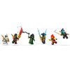 Na zdjęciu znajduje się sześć figurek LEGO z serii Ninjago, każda z unikalnym strojem i akcesoriami, takimi jak miecze, pioruny i łańcuchy. Figurka w zielonym stroju trzyma łańcuch z czerwonym ostrzem, a inne postacie mają różnorodne bronie i elementy zbr