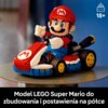 Model z klocków przedstawiający postać w czerwonym stroju i czapce, siedzącą w gokarcie z czerwonymi i białymi elementami oraz żółtymi kołami. Na dole zdjęcia znajduje się napis: "Model LEGO Super Mario do zbudowania i postawienia na półce", a w prawym gó