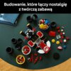 Na zdjęciu znajduje się zestaw klocków do zbudowania pojazdu z serii LEGO Super Mario, rozłożony na ciemnozielonym stole, z różnymi elementami i oponami wokół. Na górze zdjęcia widnieje tekst: "Budowanie, które łączy nostalgię z twórczą zabawą".