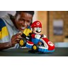 Zestaw LEGO przedstawia figurkę Mario w gokarcie, z charakterystycznym czerwonym kapeluszem z literą "M" oraz niebiesko-czerwonym strojem. Gokart ma żółte koła i czerwono-biały przód z logo "M".