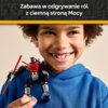 Na zdjęciu widoczna jest osoba trzymająca model LEGO przedstawiający mecha z czerwonym mieczem świetlnym. U góry zdjęcia znajduje się napis: "Zabawa w odgrywanie ról z ciemną stroną Mocy".