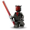 Na zdjęciu znajduje się figurka LEGO przedstawiająca postać z czerwono-czarnym wzorem na twarzy, trzymająca czerwony miecz świetlny. Figurka ma czarny strój z czerwonymi i szarymi detalami.