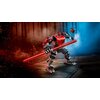 Na zdjęciu znajduje się model LEGO przedstawiający mecha z czerwonymi i czarnymi elementami oraz długim, czerwonym mieczem świetlnym. Tło jest dynamiczne, z efektami świetlnymi w odcieniach czerwieni i niebieskiego dymu.