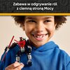 Na zdjęciu widoczna jest osoba trzymająca figurkę LEGO przedstawiającą mecha z czerwonym mieczem świetlnym. Na górze zdjęcia znajduje się napis: "Zabawa w odgrywanie ról z ciemną stroną Mocy".