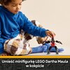 Na zdjęciu widoczny jest zestaw LEGO przedstawiający mecha Dartha Maula, trzymany przez dziecko w niebieskiej bluzie i kolorowych spodniach. Na dole zdjęcia znajduje się napis: "Umieść minifigurkę LEGO Dartha Maula w kokpicie".