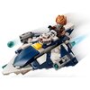 Zestaw LEGO przedstawia mikromyśliwiec z serii Star Wars, zbudowany z klocków w kolorach niebieskim, białym i szarym, z żółtym elementem na górze. Na myśliwcu znajduje się figurka postaci oraz mały droid z czerwono-białą kopułą.