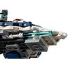 Zbliżenie na dolną część modelu z klocków LEGO przedstawiającego mikromyśliwiec. Widoczne są różnokolorowe elementy konstrukcyjne, w tym szare, białe i niebieskie klocki oraz przezroczysty, niebieski element przypominający broń.