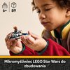 Na zdjęciu widoczny jest model mikromyśliwca z klocków LEGO, trzymany w dłoniach. W dolnej części zdjęcia znajduje się napis: "Mikromyśliwiec LEGO Star Wars do zbudowania", a w górnej części ikony z oznaczeniem wieku "6+" i liczby elementów "89".