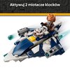 Na zdjęciu znajduje się model mikromyśliwca z klocków LEGO, z figurką postaci siedzącej w kokpicie oraz elementem przypominającym droida. W górnej części zdjęcia widnieje napis: "Aktywuj 2 miotacze klocków".