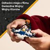 Na zdjęciu widoczne są dłonie trzymające model mikromyśliwca z klocków, z figurką postaci w kokpicie. W tle znajduje się tekst: "Odtwórz misje z filmu Gwiezdne Wojny: Wojny Klonów" na tle z motywem klocków LEGO.