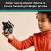 Na zdjęciu widoczna jest osoba trzymająca w ręku model statku kosmicznego z klocków. Na górze zdjęcia znajduje się tekst: "Dzieci tworzą własne historie ze świata Gwiezdnych Wojen: Ahsoka".