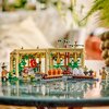 LEGO 76445 Harry Potter Zamek Hogwart: zajęcia z zielarstwa Motyw Zamek Hogwart: zajęcia z zielarstwa