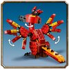 Na zdjęciu znajduje się model feniksa z klocków LEGO, zbudowany z czerwonych, żółtych i czarnych elementów. Widoczne są białe strzałki wskazujące na ruchome części skrzydeł i ogona.
