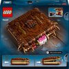 Na zdjęciu znajduje się zestaw LEGO 76449 przedstawiający Potworną księgę potworów z zębami z serii Harry Potter. Widoczne są szczegóły konstrukcji z klocków, w tym brązowa okładka z napisem "Monsters" oraz mechanizm "Pull Back" pokazany na ilustracji.