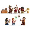 Na zdjęciu znajduje się zestaw klocków LEGO z serii Harry Potter, przedstawiający różne postacie i akcesoria związane z quidditchem oraz lodziarnią. Widoczne są figurki z miotłami, pucharem, lodami oraz innymi akcesoriami, a także skrzynia i różdżka.