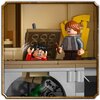 Na zdjęciu znajduje się zestaw klocków LEGO przedstawiający scenę z dwóch minifigurek w otoczeniu elementów konstrukcji przypominającej wnętrze zamku. Jedna z figurek ma czarne włosy i okulary, a druga ma brązowe włosy i trzyma różdżkę; w tle widoczny jes