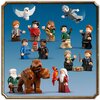 Na zdjęciu znajduje się zestaw figurek LEGO przedstawiających postacie z serii Harry Potter, w tym sowę, psa o trzech głowach oraz inne akcesoria. Tło jest niebieskie, a figurki są rozmieszczone w różnych pozach.