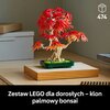 Na zdjęciu znajduje się model klonu palmowego bonsai z klocków LEGO, umieszczony na drewnianej podstawce. W dolnej części zdjęcia widnieje napis: "Zestaw LEGO dla dorosłych – klon palmowy bonsai".