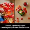 Na zdjęciu widoczny jest model LEGO przedstawiający klon palmowy bonsai z czerwonymi i pomarańczowymi liśćmi. Na dole zdjęcia znajduje się tekst: "Zachwyć się realistycznymi czerwonymi i pomarańczowymi liśćmi".
