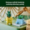 Na zdjęciu znajdują się dwie kolorowe figurki z klocków, przypominające rośliny w doniczkach, ustawione na zielonej powierzchni. Na górze zdjęcia widnieje tekst: "Gotowe roślinki świetnie ozdobią dziecięcy pokój".