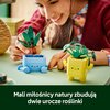 Na zdjęciu widoczne są dwie kolorowe figurki LEGO w kształcie doniczek z roślinami, jedna niebieska, druga żółta, z uśmiechniętymi buźkami. Na dole zdjęcia znajduje się tekst: "Mali miłośnicy natury zbudują dwie urocze roślinki".