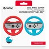 Opakowanie produktu przedstawia dwa kierownice w kolorach czerwonym i niebieskim, z umieszczonymi w nich kontrolerami Joy-Con. Na opakowaniu widnieje logo "nacon" oraz tekst: "DUAL WHEEL SET FOR NINTENDO SWITCH™ 2 JOY-CON™".
