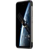 Czarny smartfon z teksturą przypominającą włókno węglowe, z okrągłym modułem aparatu zawierającym cztery obiektywy. Na dole obudowy widoczne jest logo "uleFone" oraz symbole CE i przekreślonego kosza.