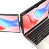 Laptop z dodatkowym, zamontowanym monitorem, oba ekrany wyświetlają kolorową grafikę z falistymi kształtami w odcieniach różu i niebieskiego. Klawiatura laptopa jest widoczna, a monitor jest przymocowany do jego boku.