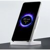 Biały stojak do ładowania indukcyjnego z telefonem wyświetlającym na ekranie stan naładowania 85.36% oraz napis "50W MAX" z ikoną błyskawicy. Na podstawie ładowarki widoczna jest mała zielona dioda.