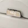 Na zdjęciu widoczny jest fragment toalety turystycznej w jasnym kolorze, z wyraźnym logo "NILS" oraz mniejszym napisem "CAMP" poniżej. Element ten jest umieszczony na prostokątnej, lekko wystającej powierzchni.