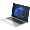 Srebrny laptop z otwartym ekranem, na którym widoczny jest interfejs systemu Windows 11 z ikonami aplikacji. Na obudowie pod ekranem znajduje się logo HP.