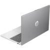 Srebrny laptop z widocznym logo "hp" na pokrywie, otwarty pod kątem, ukazujący klawiaturę i touchpad. Laptop ma smukłą konstrukcję i porty po bokach.