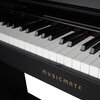 Zbliżenie na klawiaturę cyfrowego pianina z widocznymi białymi i czarnymi klawiszami oraz panelem sterowania z przyciskami i wyświetlaczem. Na obudowie pianina znajduje się złoty napis "MUSICMATE".