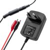 Czarna ładowarka z dwoma wtykami, z widocznymi kablami zakończonymi klipsami w kolorze czerwonym i czarnym. Na ładowarce znajduje się tekst: "Qoltec Charger Lead Acid Battery Model: 52425 Input: AC 220-240V Output: DC 6V/1A Made in China" oraz symbole cer