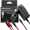 Czarna ładowarka z wtyczką i kablami zakończonymi krokodylkami oraz opakowanie z napisem "Qoltec Charger Lead Acid Battery" i "Model: 52425". Na opakowaniu widoczne są ikony oznaczające "Multiple Protection" i "High Stability".