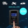 Na zdjęciu znajduje się inteligentna ładowarka z wyświetlaczem pokazującym parametry ładowania, a poniżej widoczny jest napis "INTELLIGENT PULSE REPAIR CHARGER 6V 12V 12V 15000mA". W tle znajdują się ikony pojazdów oraz napisy "AGM | GEL | STD" i "30W".