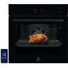 Czarny piekarnik Electrolux z wyświetlaczem pokazującym temperaturę 230°C i czas 45 minut, wewnątrz którego znajduje się pieczony kurczak z termometrem. Na dole widoczne jest logo Electrolux, a obok piekarnika znajduje się smartfon z ikonami aplikacji.