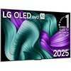 Telewizor z wyświetlaczem prezentującym abstrakcyjne, faliste wzory w odcieniach zieleni i fioletu. Na ekranie widoczny jest tekst: "LG OLED evo AI", "NUMER 1 OLED TV NA ŚWIECIE OD 12 LAT" oraz "2025".