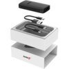 Na zdjęciu znajduje się czarny adapter z napisem "Carlinkit" oraz dwa kable USB-C w białym opakowaniu. Opakowanie również ma widoczne logo "Carlinkit".