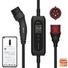 Na zdjęciu znajduje się ładowarka do samochodu elektrycznego z wyświetlaczem pokazującym parametry ładowania, obok widoczny jest smartfon z aplikacją do zarządzania ładowaniem. W prawym dolnym rogu znajduje się logo "Powered by tuya".