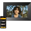 Na zdjęciu widoczna jest czarna ramka cyfrowa z wyświetlonym zdjęciem dziecka na tle drzew. Obok ramki znajduje się smartfon z aplikacją "KODAK Digital Frame", pokazującą listę zdjęć i opcję "Upload".