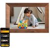 Brązowa ramka cyfrowa wyświetla zdjęcie dziecka bawiącego się kolorową zabawką na podłodze. Obok ramki widoczny jest ekran smartfona z aplikacją "KODAK Digital Frame", pokazującą listę zdjęć i statusy ich wysyłania.