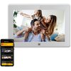 Biała ramka cyfrowa marki Kodak wyświetla zdjęcie trzech osób w domowym otoczeniu. Obok ramki znajduje się smartfon z aplikacją "KODAK Digital Frame", pokazującą listę zdjęć do przesłania.