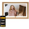 Na zdjęciu widoczna jest cyfrowa ramka w drewnianej oprawie z wyświetlonym zdjęciem dwóch dzieci, z logo KODAK na dole. Obok ramki znajduje się smartfon z aplikacją "KODAK Digital Frame", pokazującą listę zdjęć i statusy ich przesyłania.