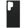 Czarne etui na telefon z wycięciem na aparat jest przedstawione obok opakowania. Na opakowaniu widnieje napis: "CARE by PanzerGlass, Magnetic QI Compatible, FEARLESSLY FASHIONABLE CASE, Black, for Samsung Galaxy S24 Ultra" oraz ikony z opisami: "2.4-meter